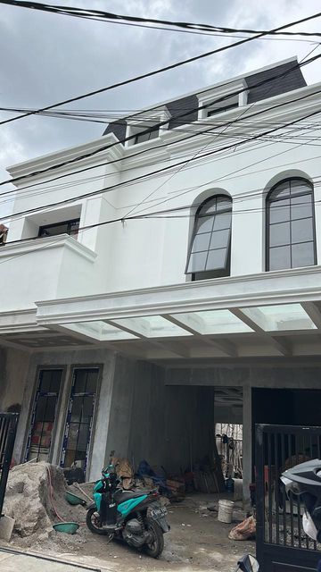 Fasad rumah tinggal dua lantai saat proses pembangunan