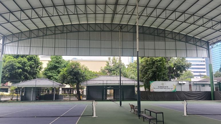 Lapangan Tenis KPAD dengan rangka atap baja yang baru dipasang