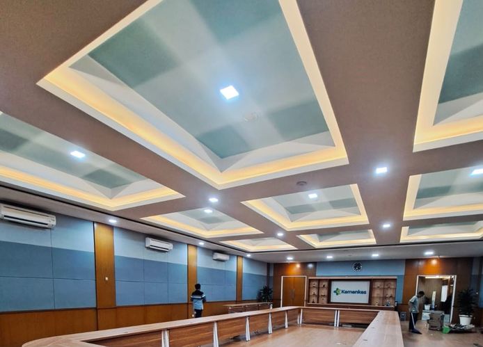 Ruang ARSLONGA dengan dinding panel peredam suara baru dan plafon bertingkat berlampu