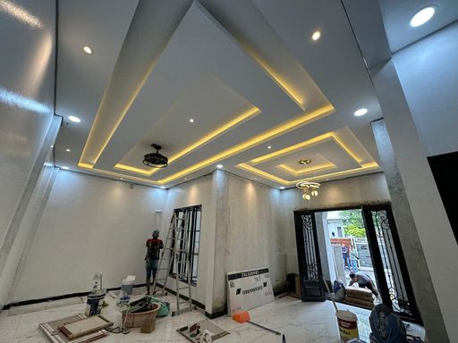 Interior rumah tinggal dengan plafon bertingkat dan pencahayaan tersembunyi