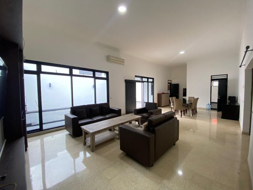 Ruang tamu rumah dinas setelah direhabilitasi PT. MKG