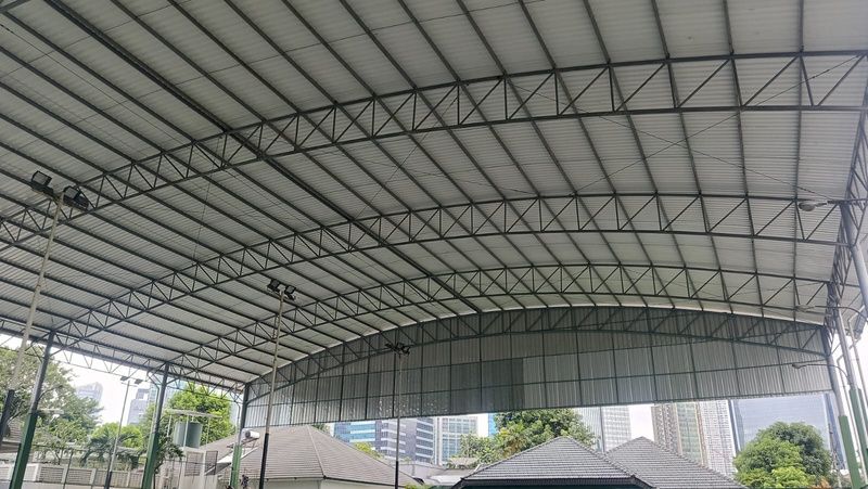 Rangka dan penutup atap baru Lapangan Tenis KPAD dilihat dari dalam