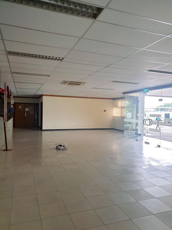 Interior gedung PT. EDS Manufacturing Indonesia dengan plafon akustik baru