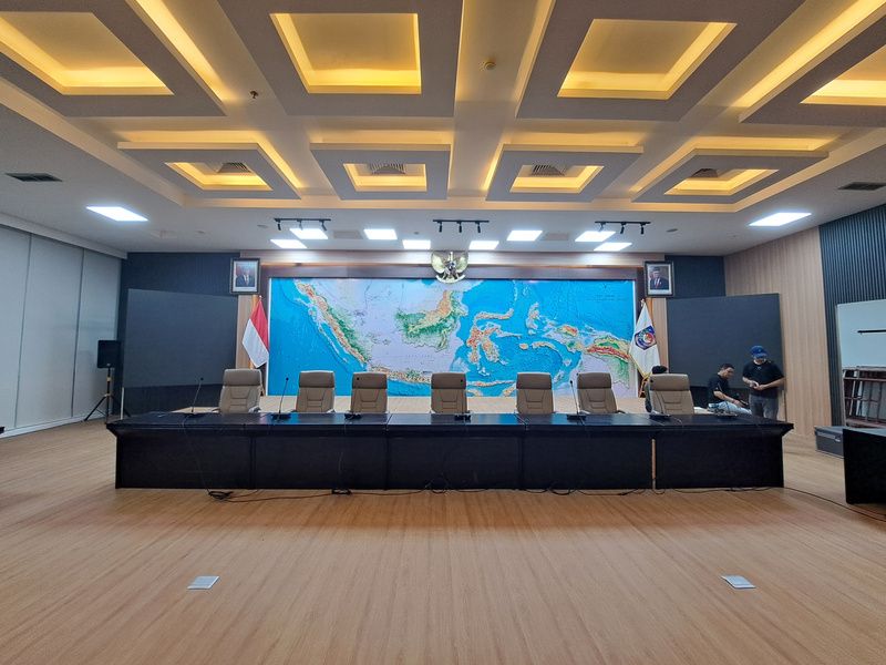 Aula Ditjen Bina Pemerintahan Desa dengan plafon baru dan layar panggung