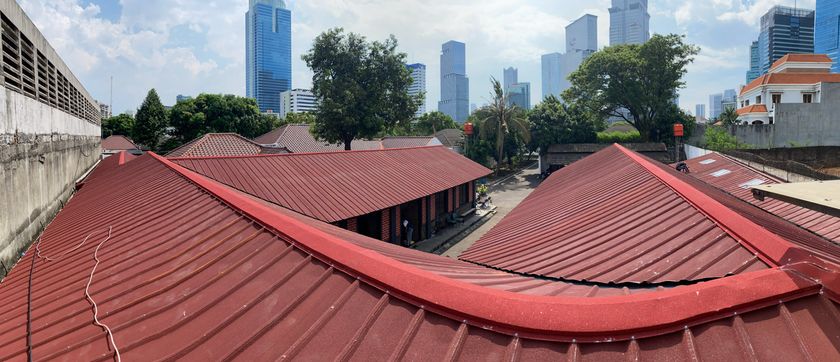 Atap genteng metal merah Barak Ton Siaga KPAD GS setelah diperbaiki