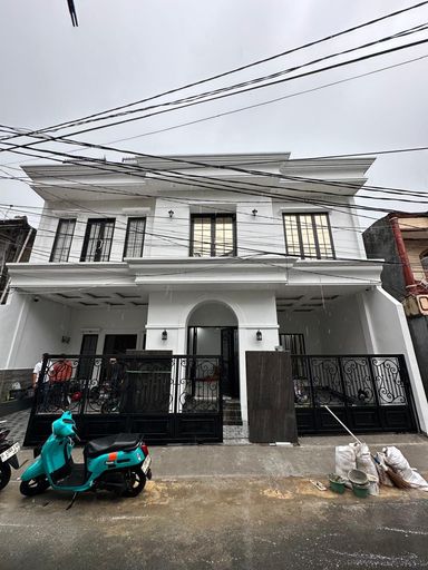 Fasad rumah tinggal bergaya klasik putih setelah selesai dibangun