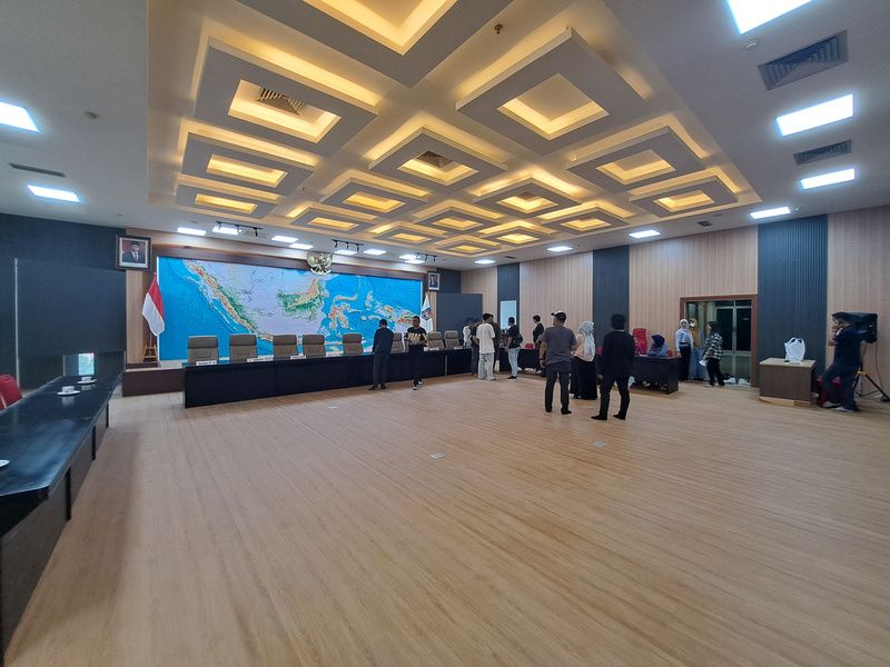 Aula dengan plafon bertingkat baru hasil renovasi interior PT. MKG
