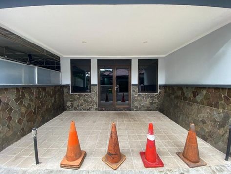 Area lobi Barak Ton Siaga KPAD GS dengan lantai dan dinding batu yang telah direnovasi